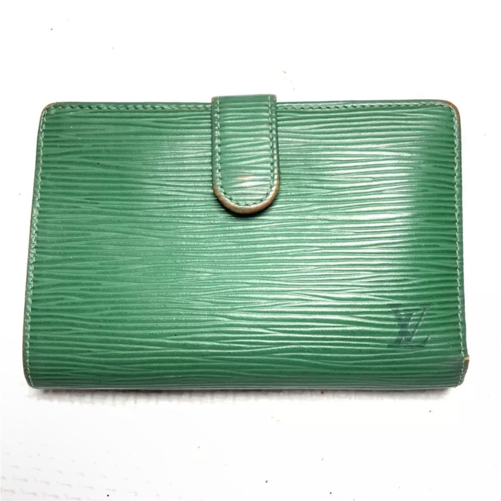 69 Louie VUITTON Epi Bifold Wallet Leather pre loved authentic